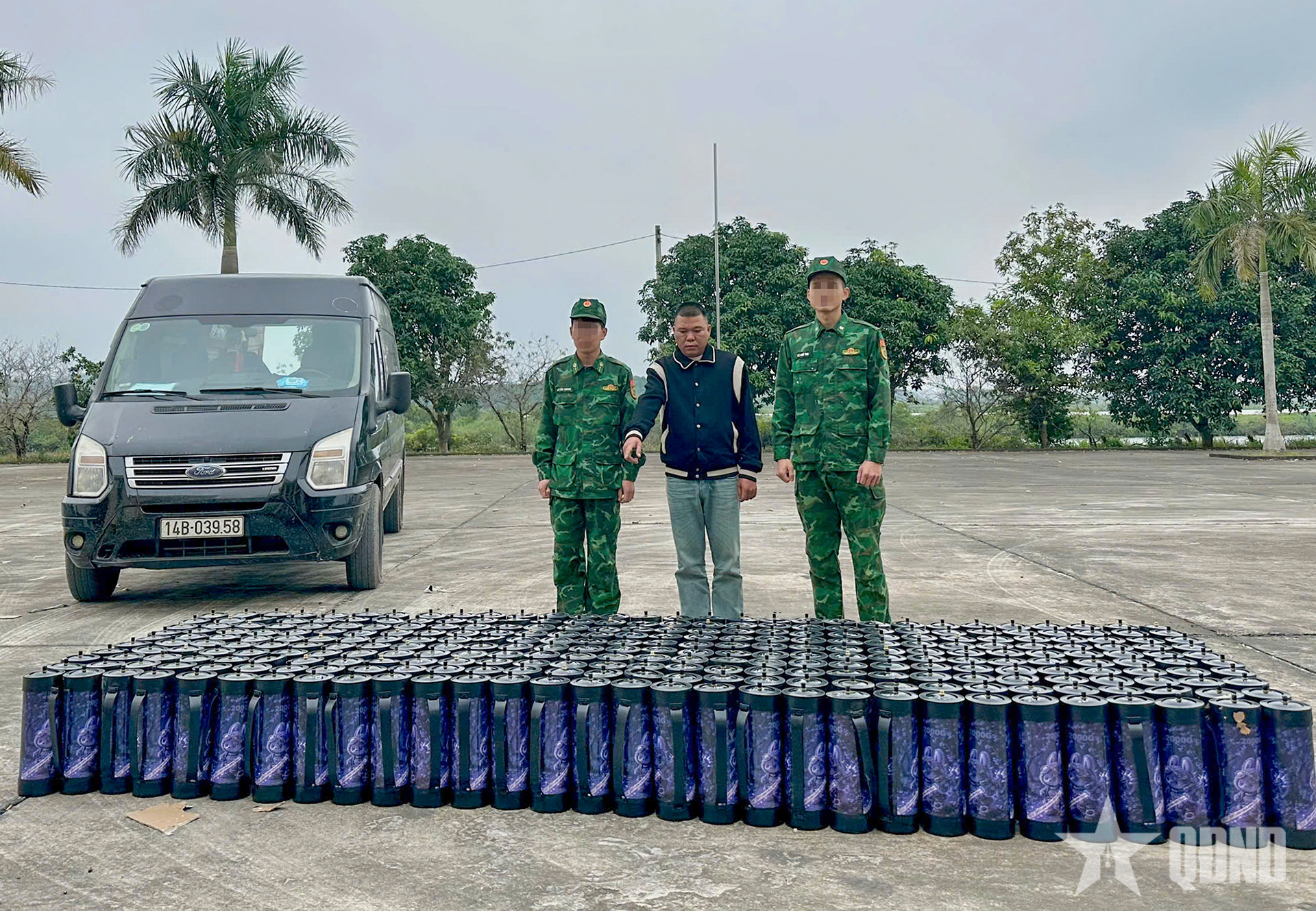 Bộ đội Biên phòng tỉnh Quảng Ninh bắt vụ vận chuyển 300 bình “khí cười”